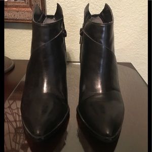 Fabulous, trendy Carlos Santana booties! 😱